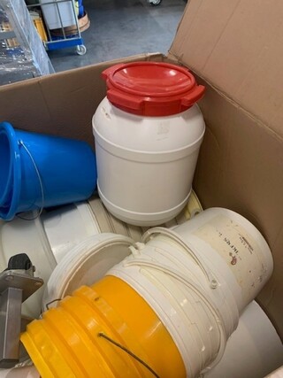 6x Diverse plastic emmers, wit-grijs, bouwjaar 2015
